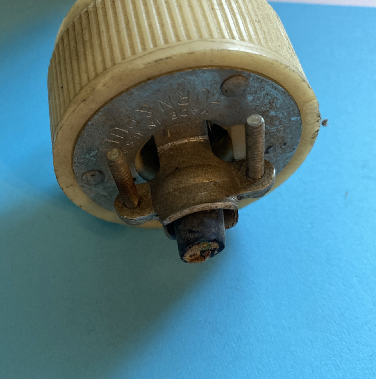 *USED* UNBRANDED-20A 250V-MALE-TURN & PULL PLUG-FREE SHIPPING*
