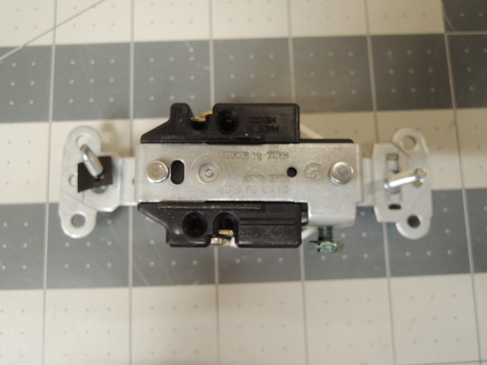 (4) Tamper-Resistant Construction Spec Grade Back & Side Wired Single Receptacle