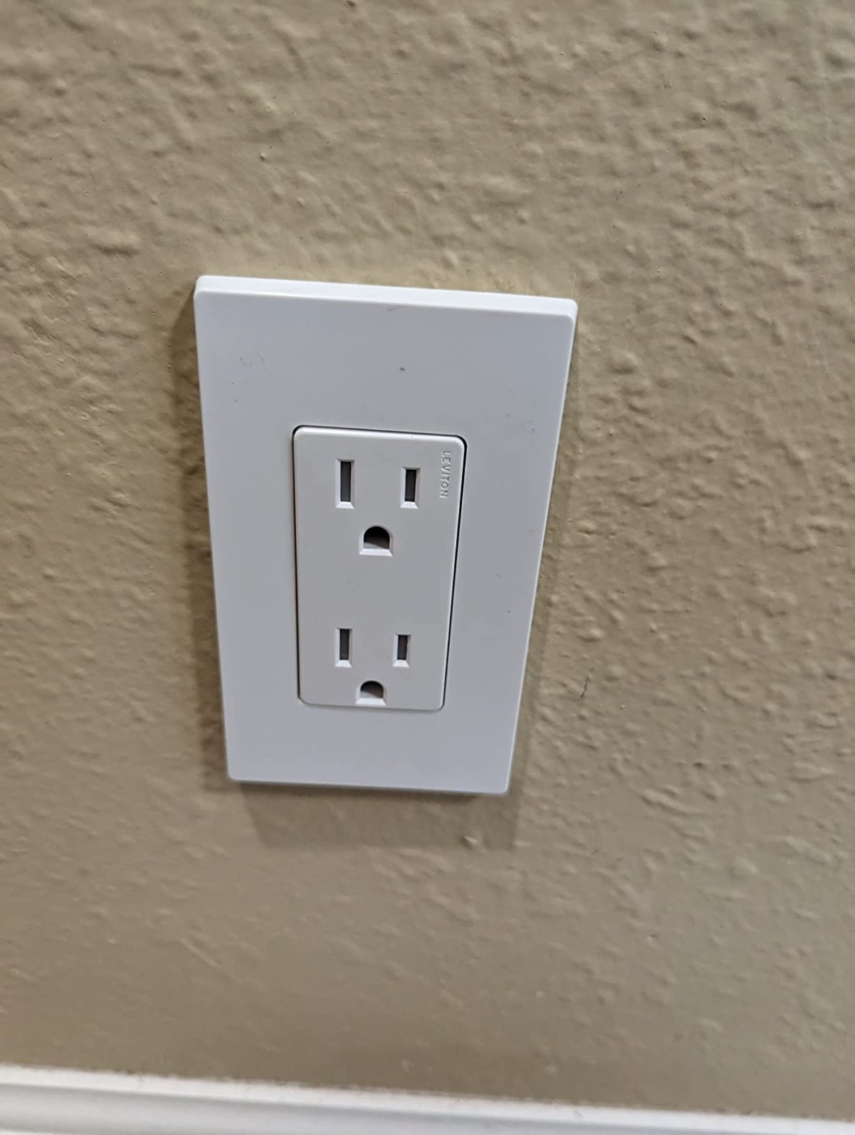 BRAND NEW 80301-SW 1-Gang Screwless Wall Plate Decora White – 20 Pieces per box