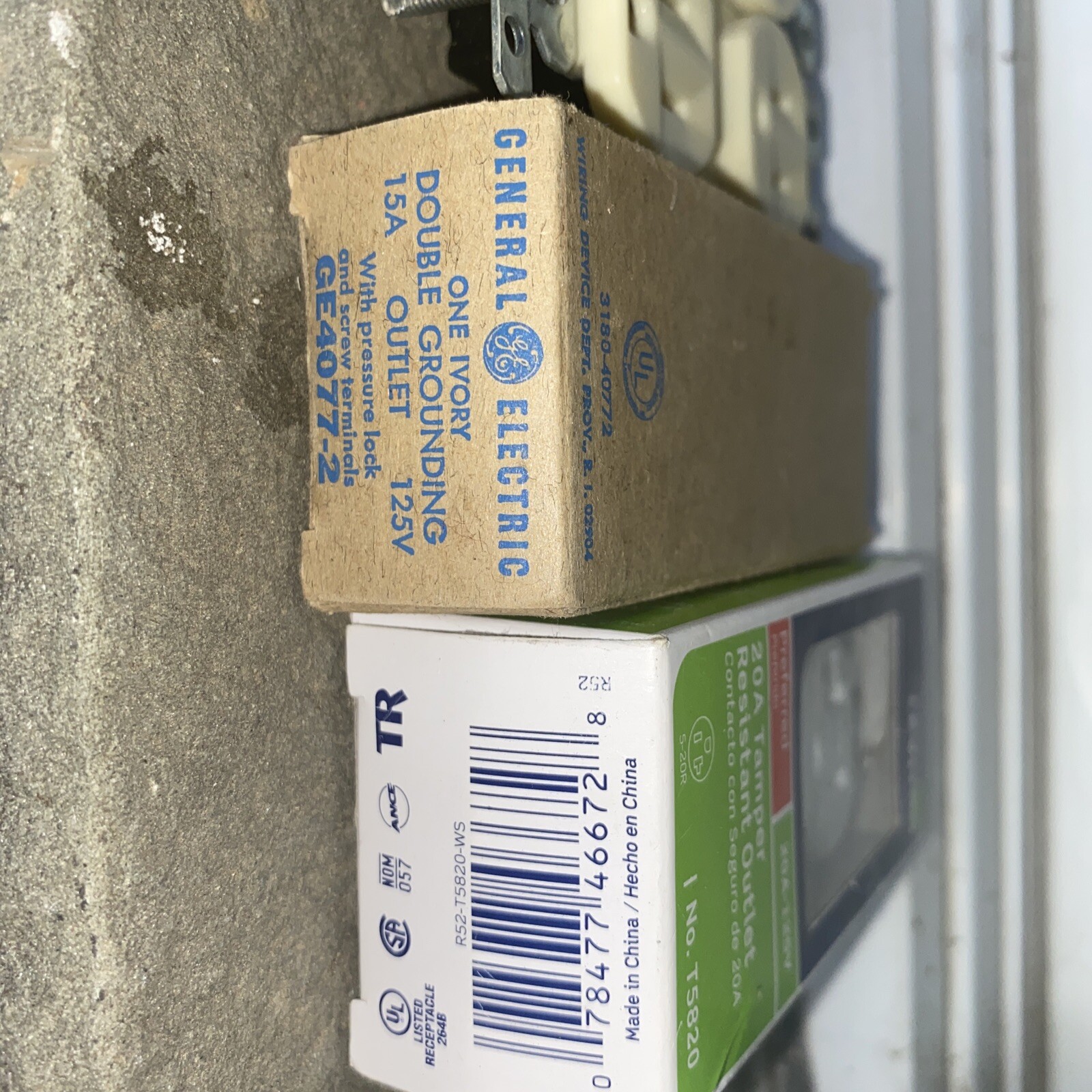 Leviton Tamper Resistant Outlet Preferred 20A/125V T5820 & 2 GE 4077-2 NOS