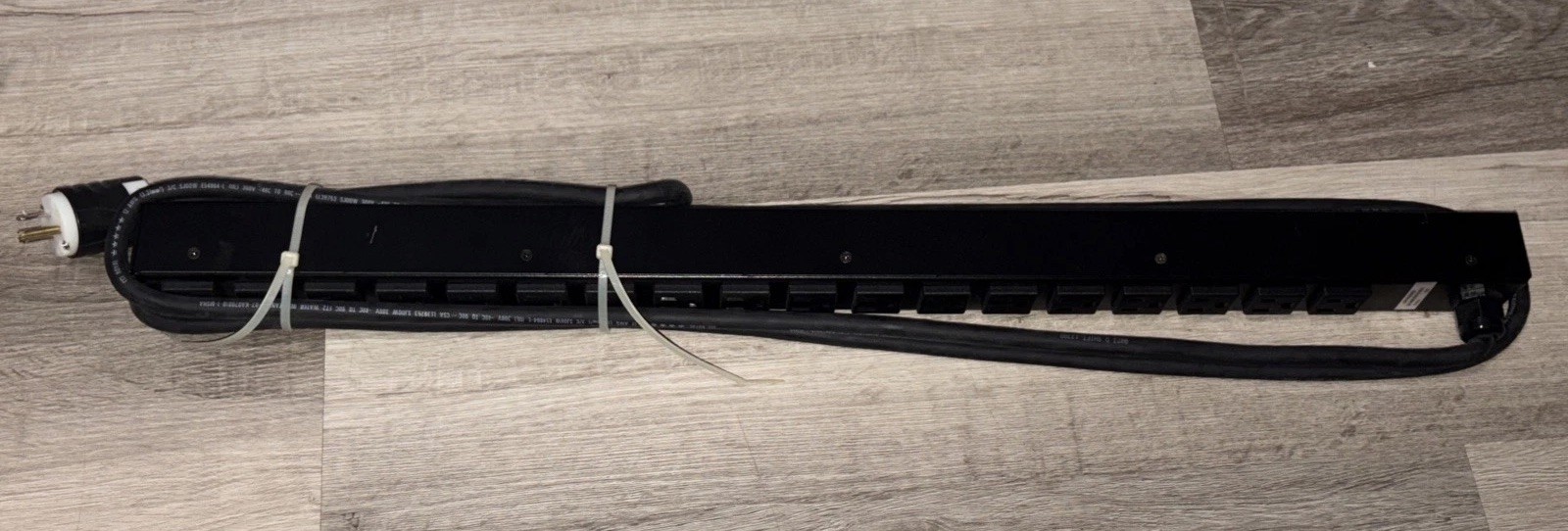 ORTRONICS , PDU, VERTCL, BASIC, 29.5″, 120V15A 18-NEMA 5-15OUTLETS,5-15P PLUG