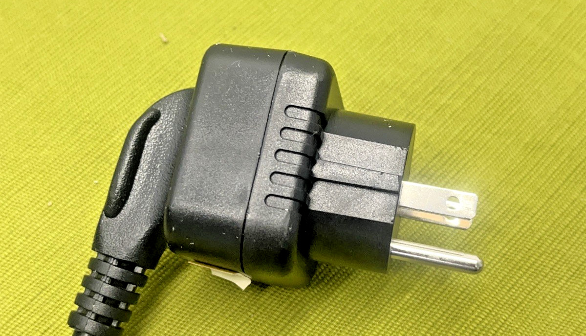 2500W Voltage Up/Down Converter 220/240V-110/120V Model: TC-2500E