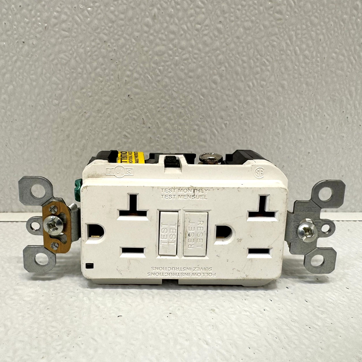 Leviton M42-GFNT2-4W GFCI Outlet