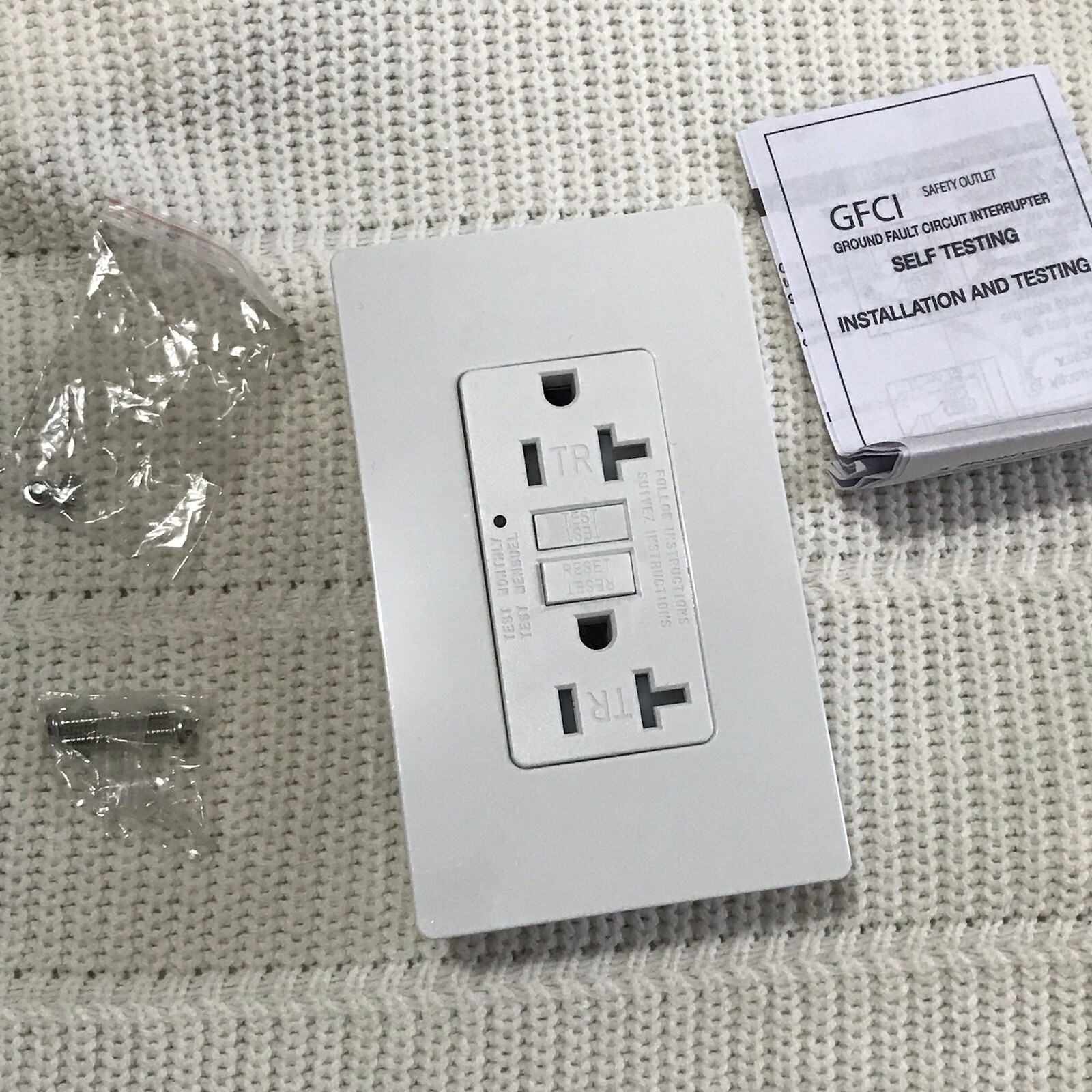GFCI safety outlet 125v 60hz Ground Fault Circuit Interrupter | Self Testing