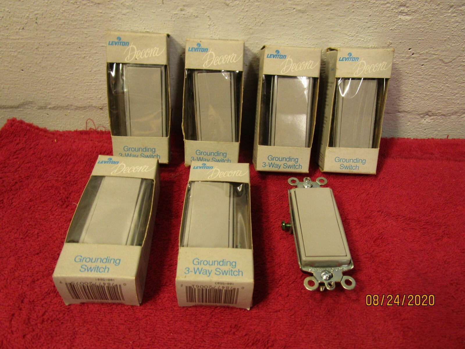 Lot of 7 Leviton Decora 15 amps 120 volts 3 Way Grounding Rocker Switch Grey