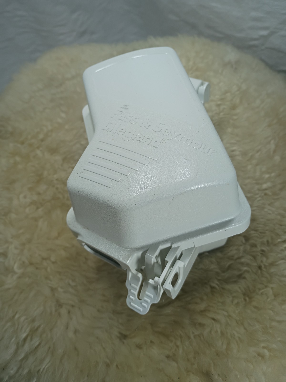 PASS SEYMOUR LEGRAND WEATHERPROOF WHILE IN USE OUTLET COVER GRAY WHITE SET OF 2
