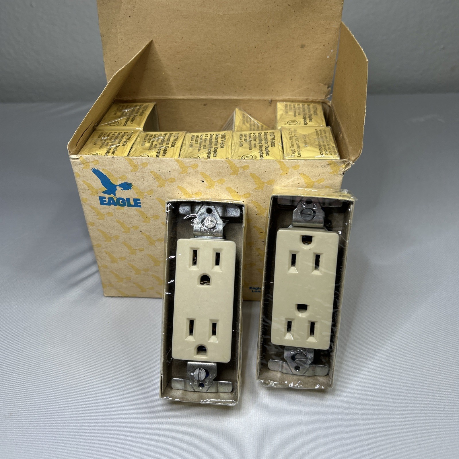 Vtg Lot of 10 Eagle 270 Duplex Two Gang Receptacle 15A-125V – Ivory NOS
