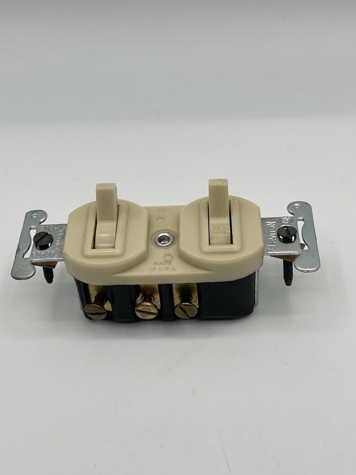 Leviton 5241-I Single-Pole 3-Way AC Combo Switch Ivory 15A 120/277V NOS