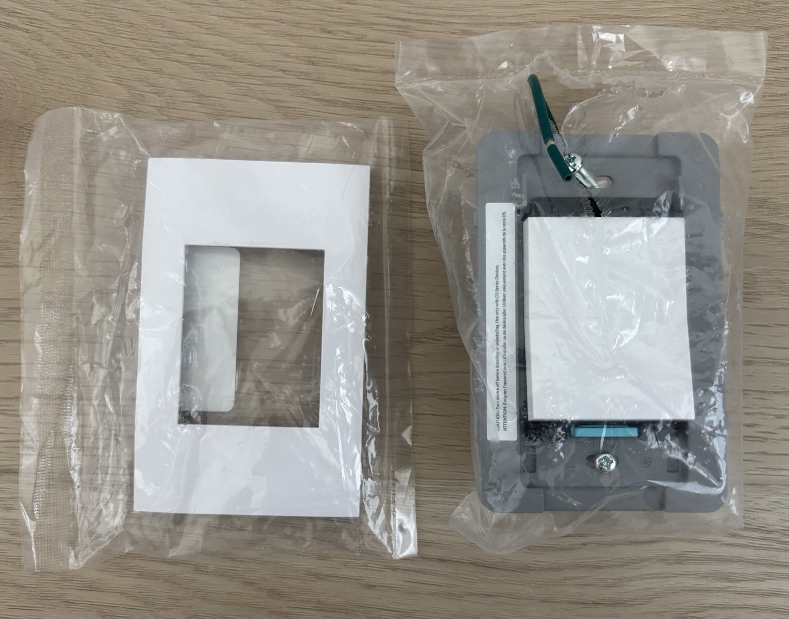 NEW Deako 1-Gang Backplate & Faceplate, Simple Rocker Switch, DS-BS1X-WHNL-UCQ