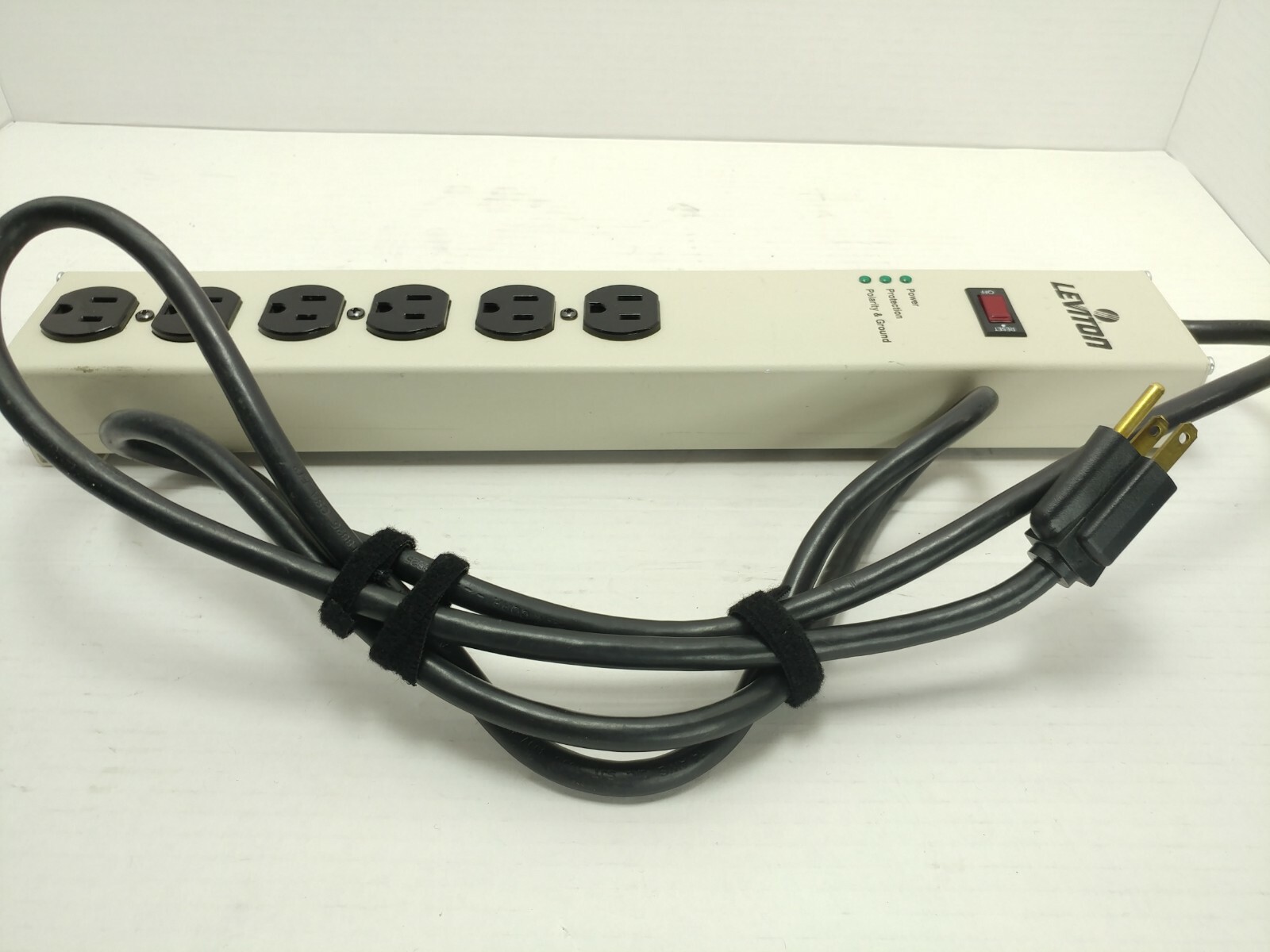 Leviton 5100-IPS 120/125V/Volts/vac 15A/Amp power strip heavy duty used