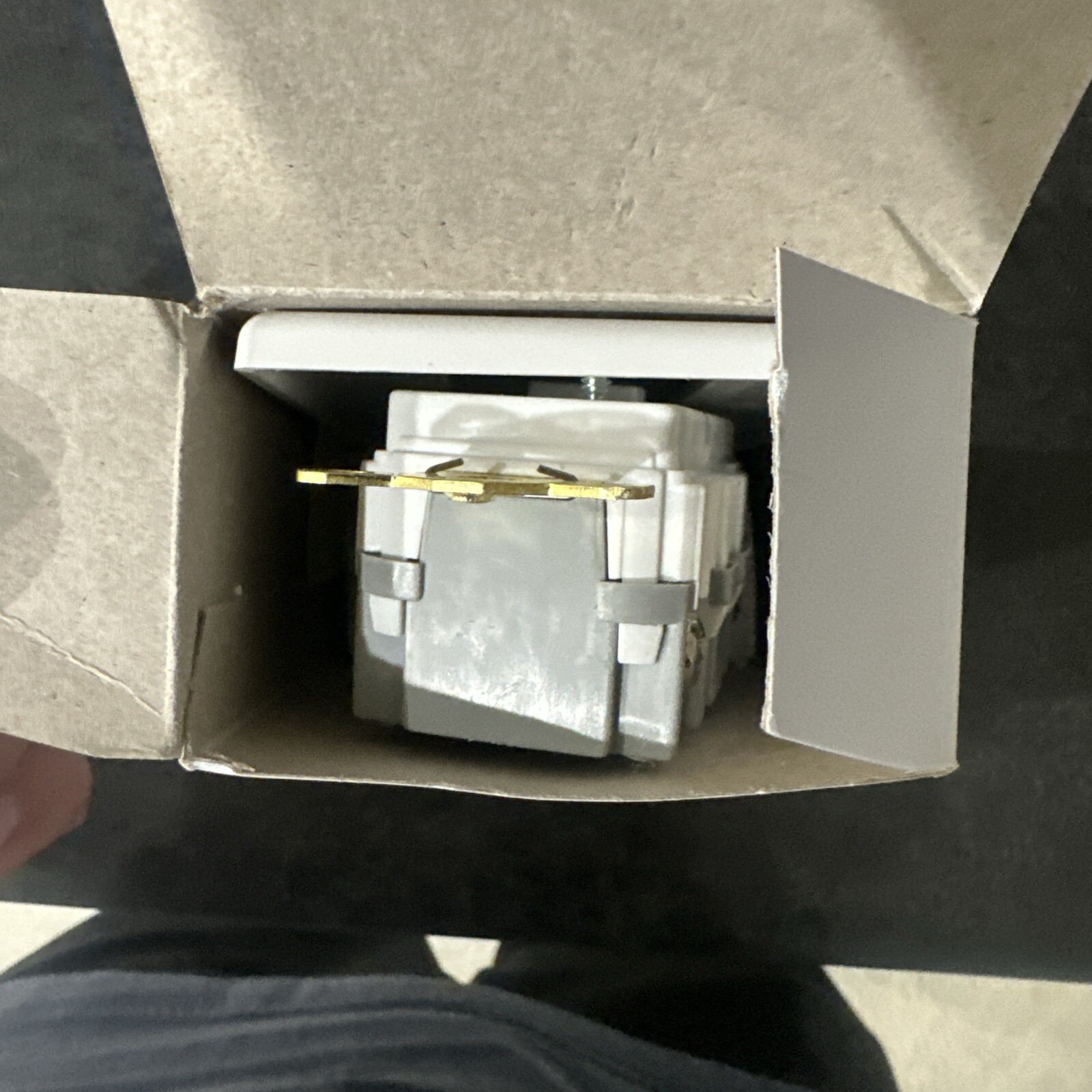 HUBBELL GFTRST83WNL Recept,Wht,20 A,GFCI,2P3W,Back; Side,1PK 45UG24