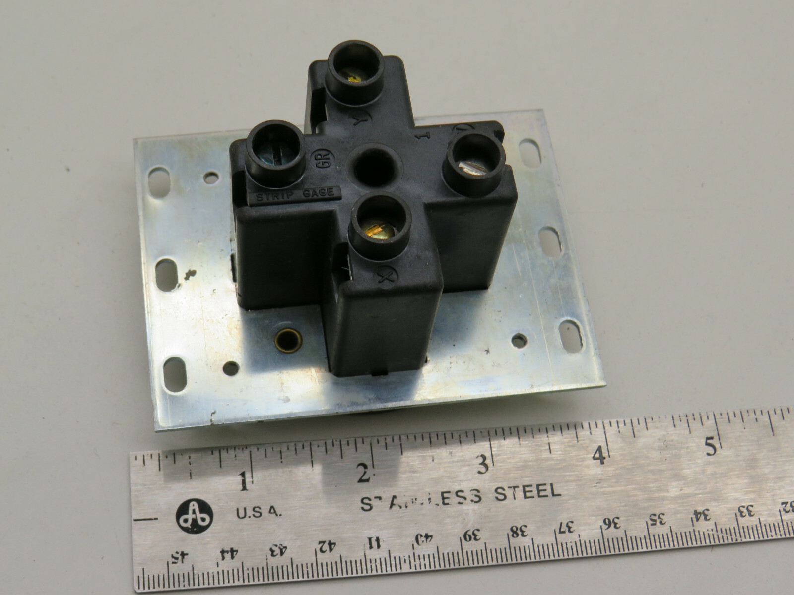 Arrow Hart 5744N Single Receptacle Outlet 30A 125/250V 3-Pole 4-Wire NEMA 14-30R