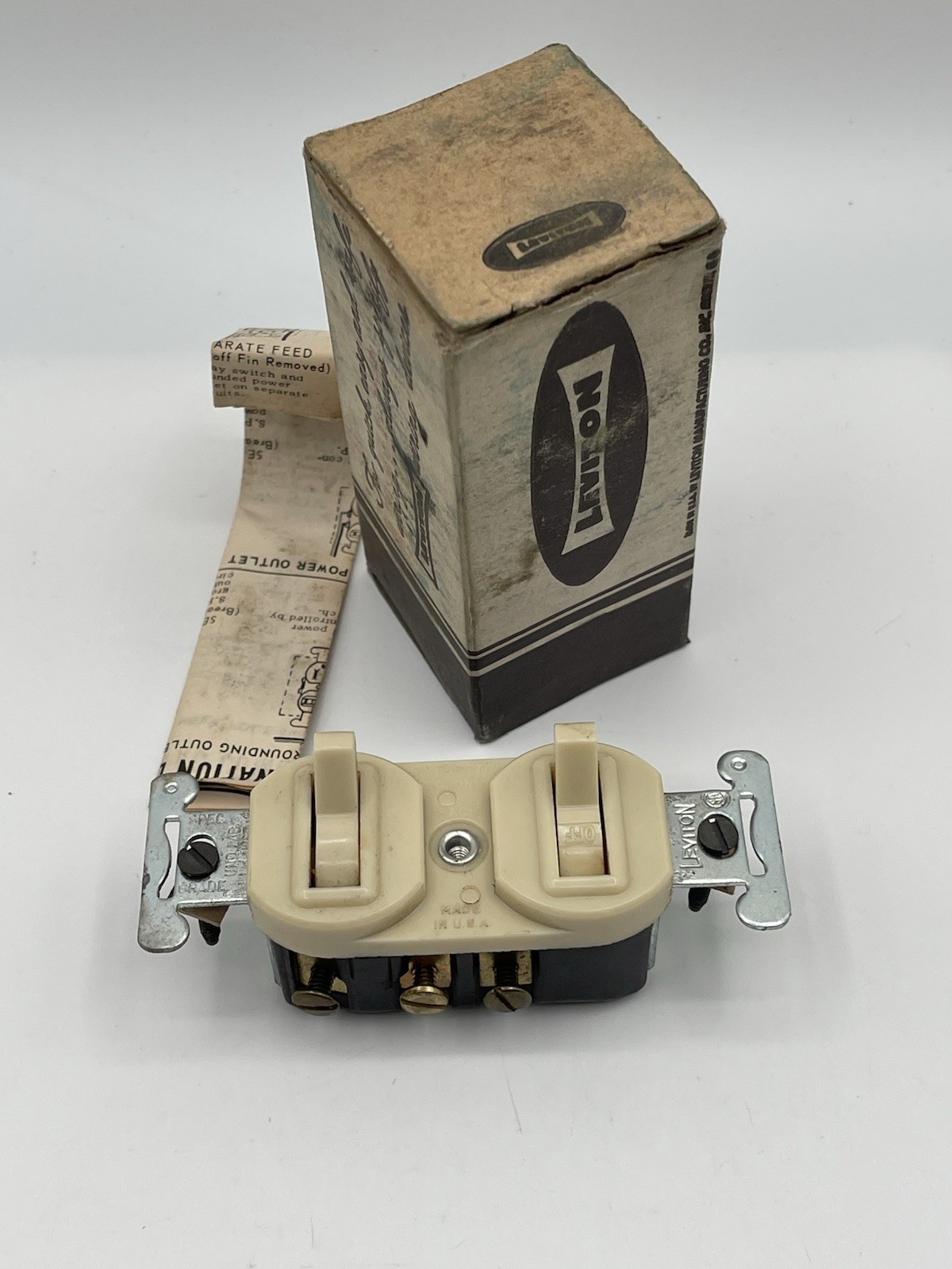 Leviton 5241-I Single-Pole 3-Way AC Combo Switch Ivory 15A 120/277V NOS