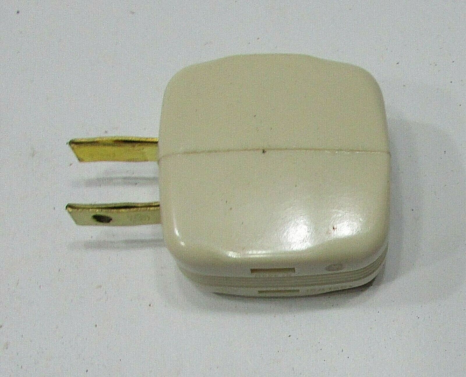 New Vintage 1950’s Ivory Hard Plastic Square 3-Way Multi Plug Adapters FREE S/H