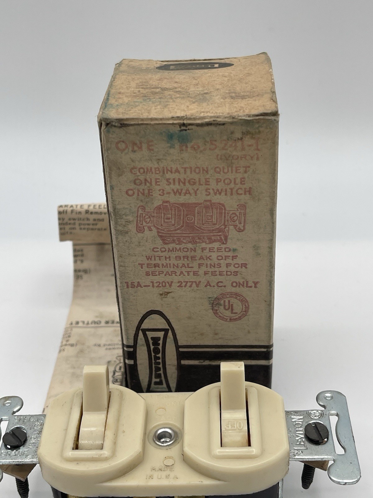 Leviton 5241-I Single-Pole 3-Way AC Combo Switch Ivory 15A 120/277V NOS
