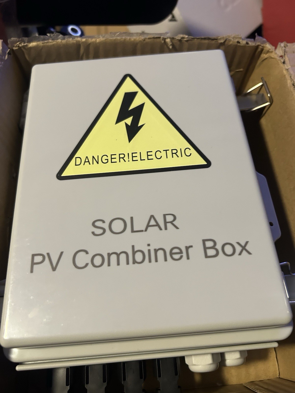 PV Combiner Box 4 String, IP65 Waterproof Solar Combiner with Lightning Arrester