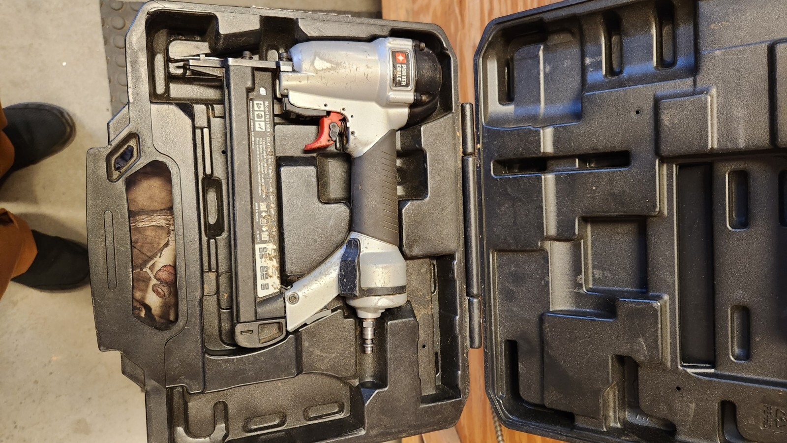 Porter Cable NS100B 1″ 18 Gauge Narrow Crown Stapler – W/ CASE