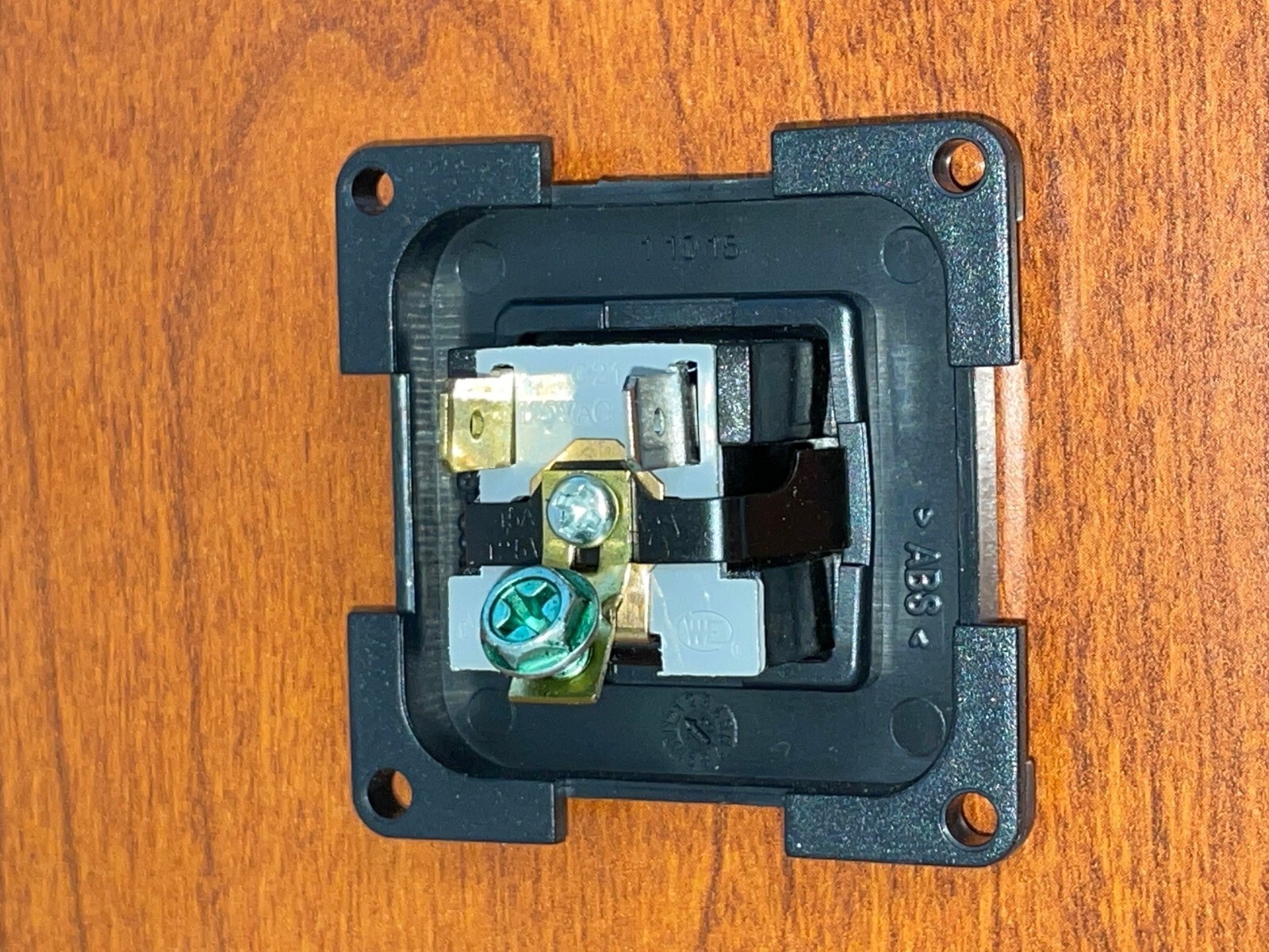 Surface mount Outlet w/flip cover, 5-15,120V, 2.36″ sq Inprojal 60KLFSCH/10020US