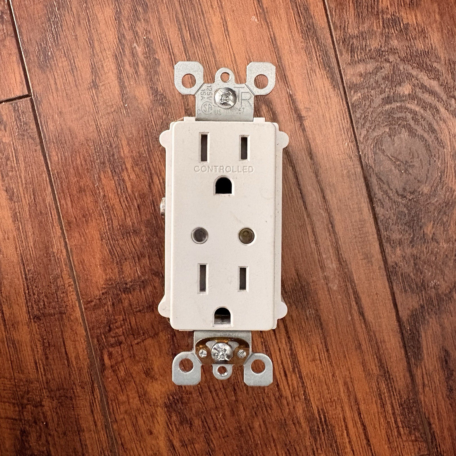 Leviton DZR15 Decora Z-Wave 15-Amp Duplex Receptacle White App Control
