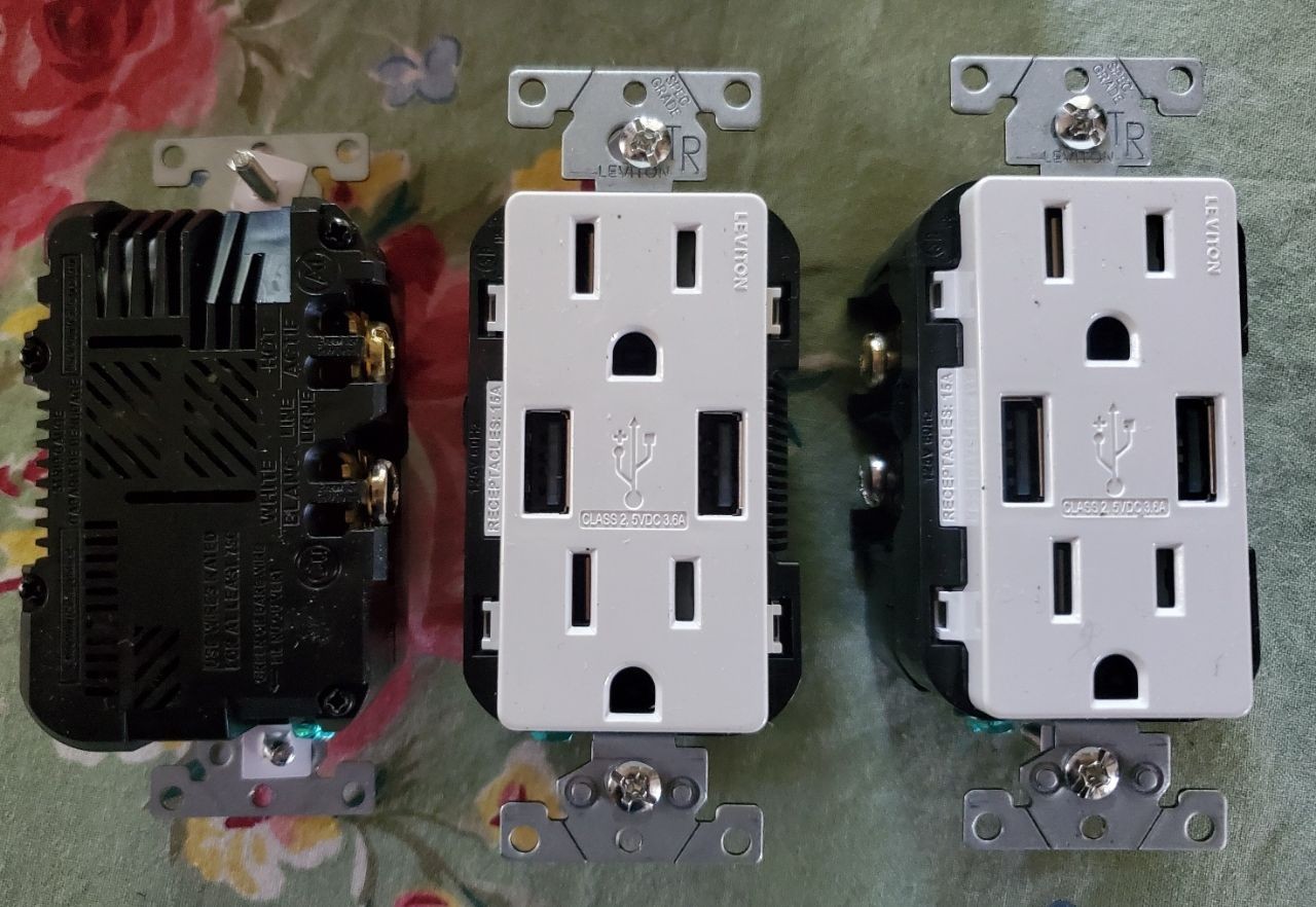 Leviton decora 3-Pack 3.6A USB Charger/Tamper Resistant Outlets – White – New
