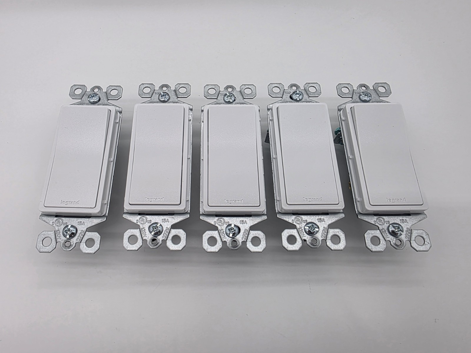 5-Pack Legrand White Paddle Switch Pass & Seymour Radiant 15 Amp 3 Way TM873WCP4