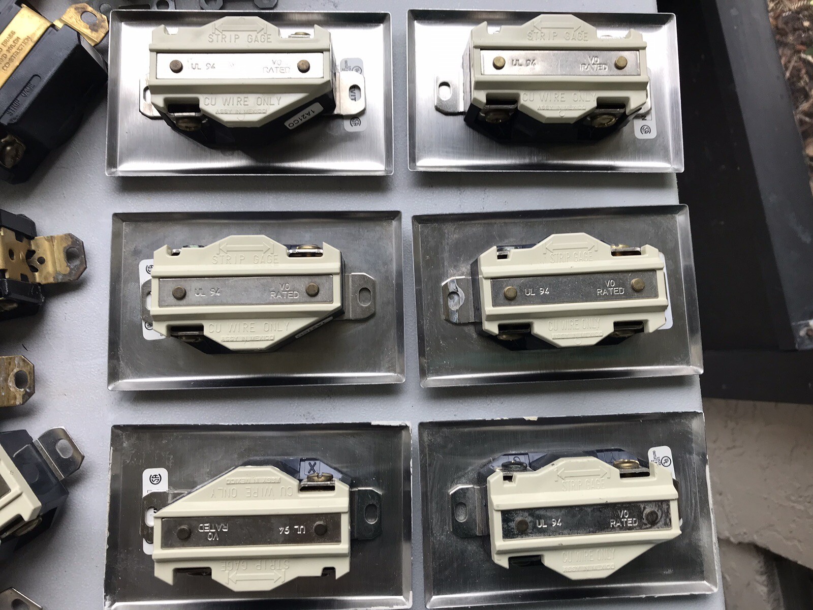 LEVITON and Unbranded Outlets 125 V 20A (16 Units) 250V 30A (16 Units) Plus.