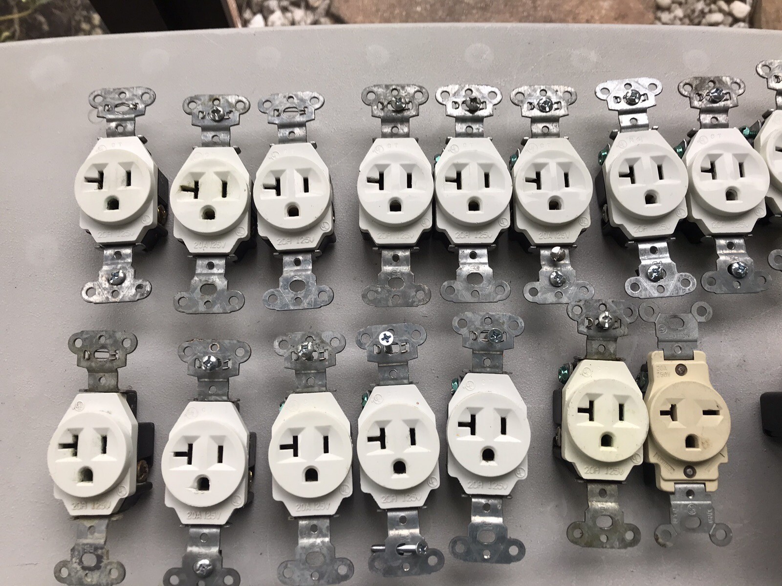 LEVITON and Unbranded Outlets 125 V 20A (16 Units) 250V 30A (16 Units) Plus.