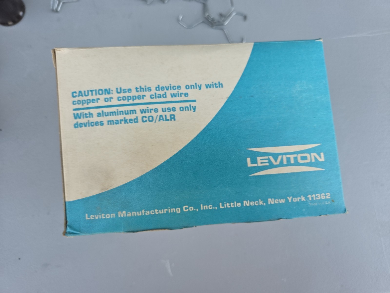 23-USA BAKELITE 1982 LEVITON NO. 167 660W 250V WEATHERPROOF PIN-TYPE LAMPHOLDER