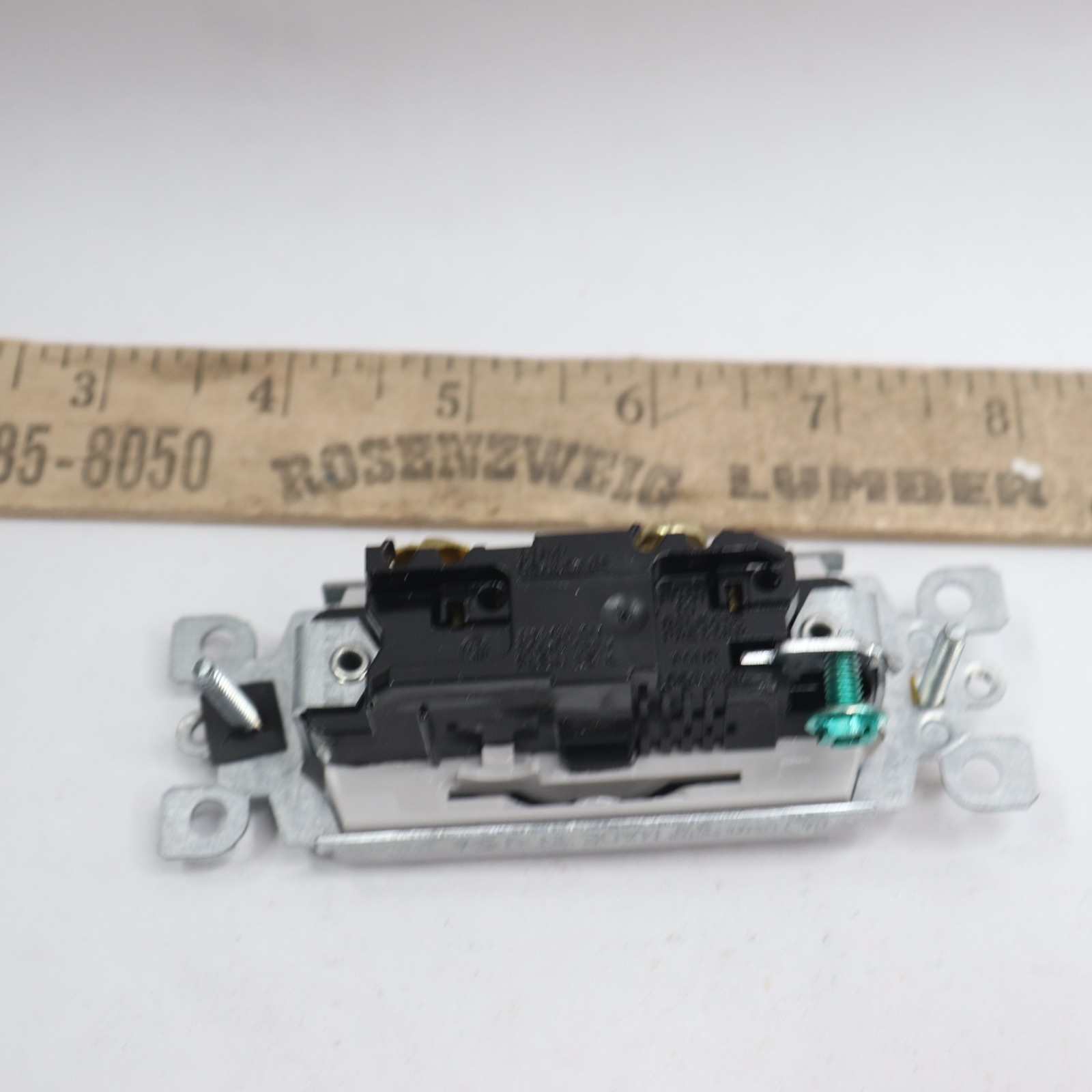 Leviton Decora 15 Amp Single-Pole Ac Quiet Rocker Switch, Light Gray