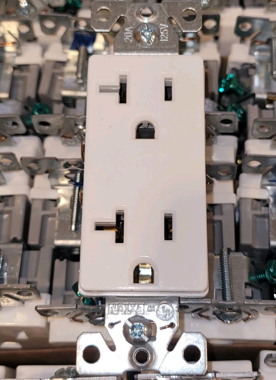 50 pk NEW Eaton 6352W-BU White Decorator Receptacle Duplex Outlet Heavy Duty 20A
