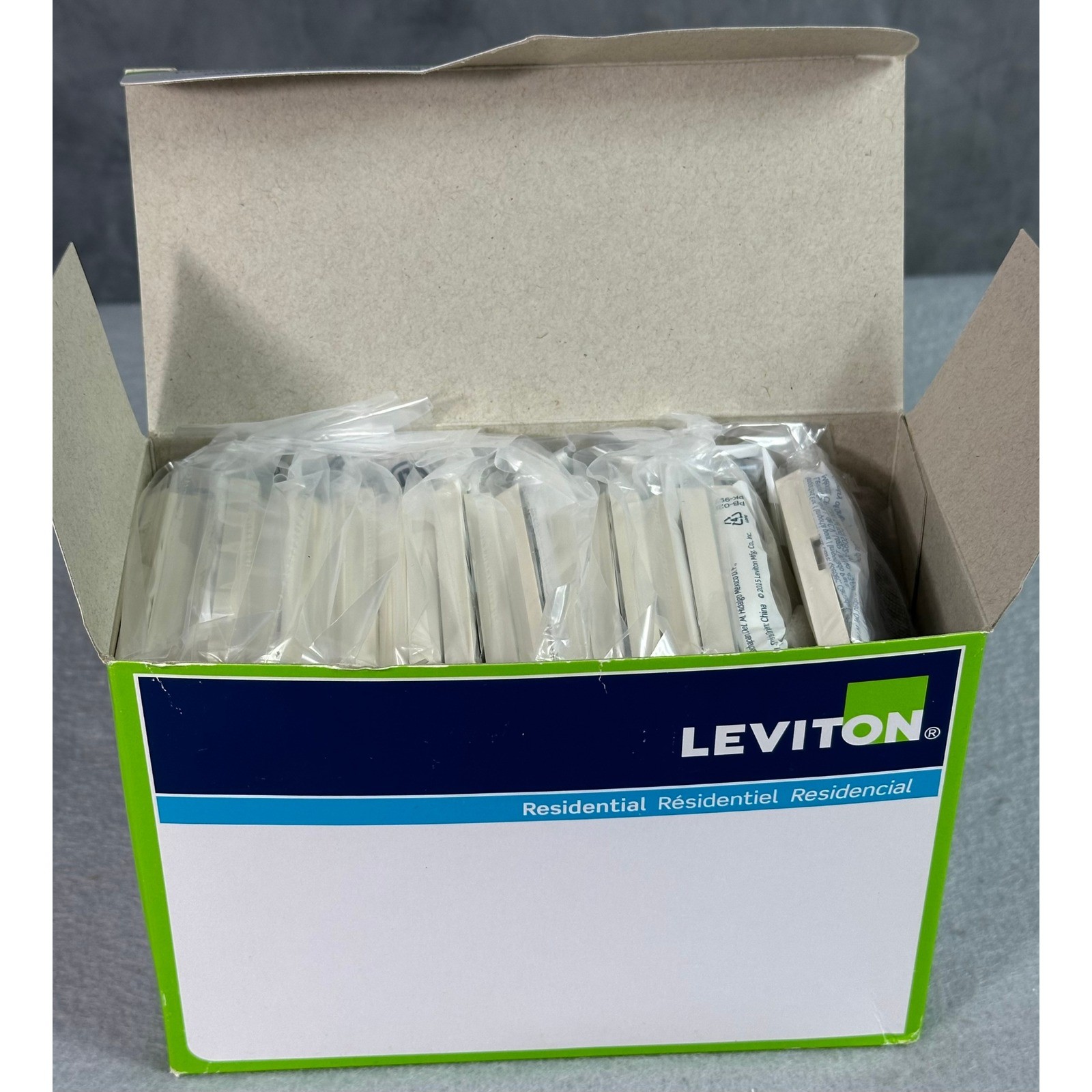 Leviton Screwless Wallplate ~ Polycarbonate ~ Light Almond ~Box of 10 ~ NEW