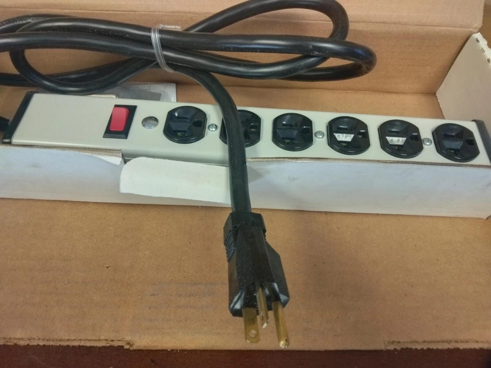 Wiremold ULB620-6 6 Outlets, 120 Volts, 20 Amps, Power Outlet Strip