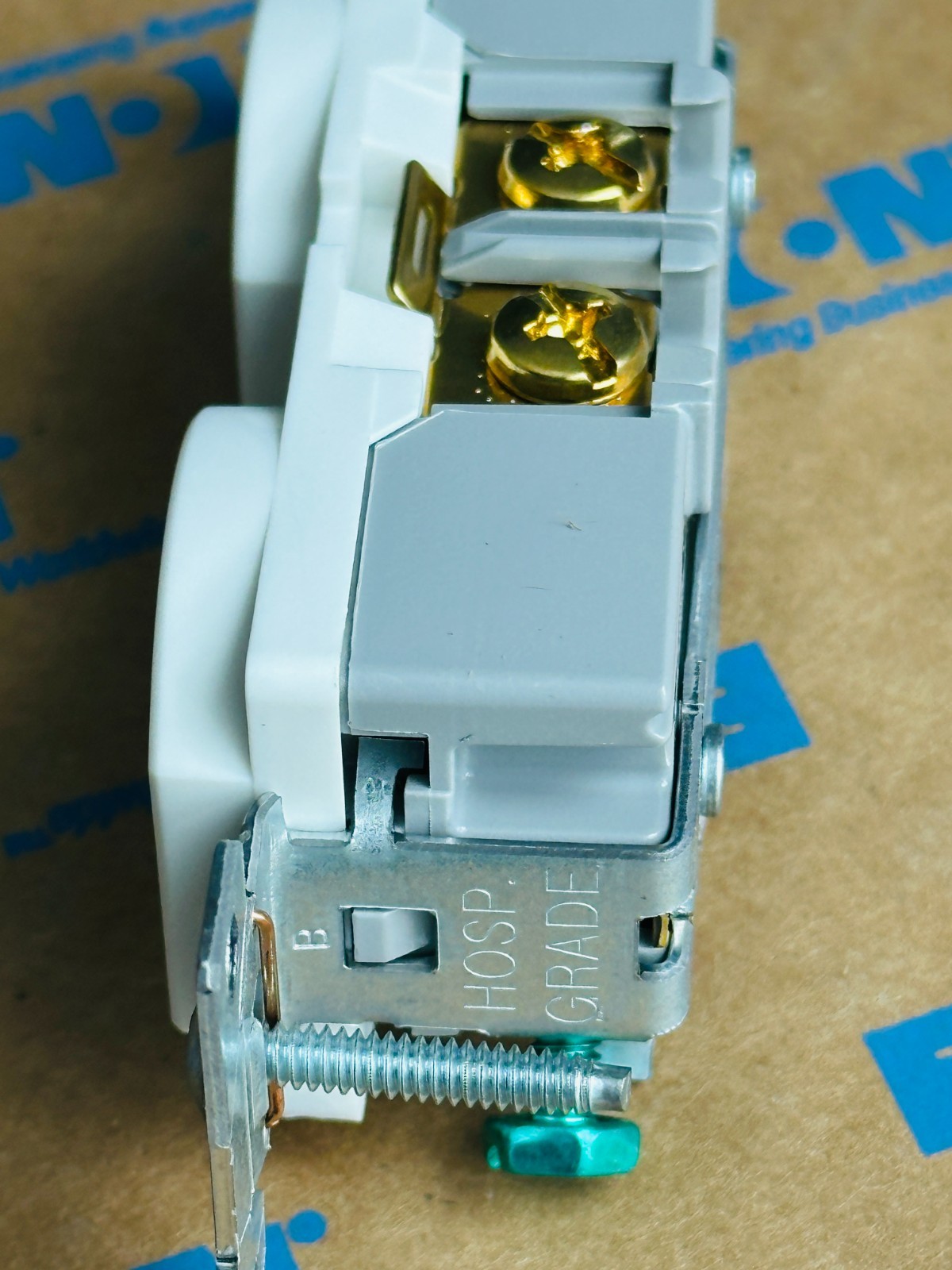 80 NEW Eaton 8300W White HOSPITAL GRADE Duplex Receptacle Outlets 5-20R 20A 125V
