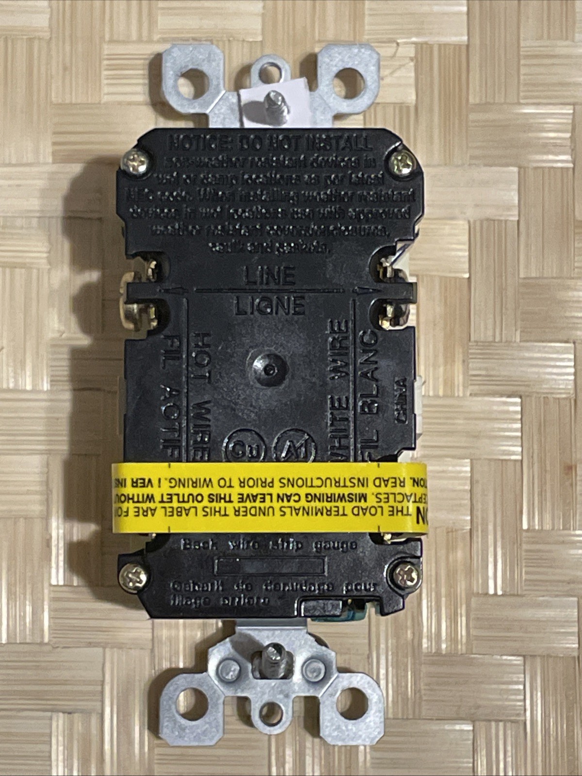 Leviton Smartlockpro Self Test Outlet Wth Wallplate 15A-125V Receptacle 20A-125V