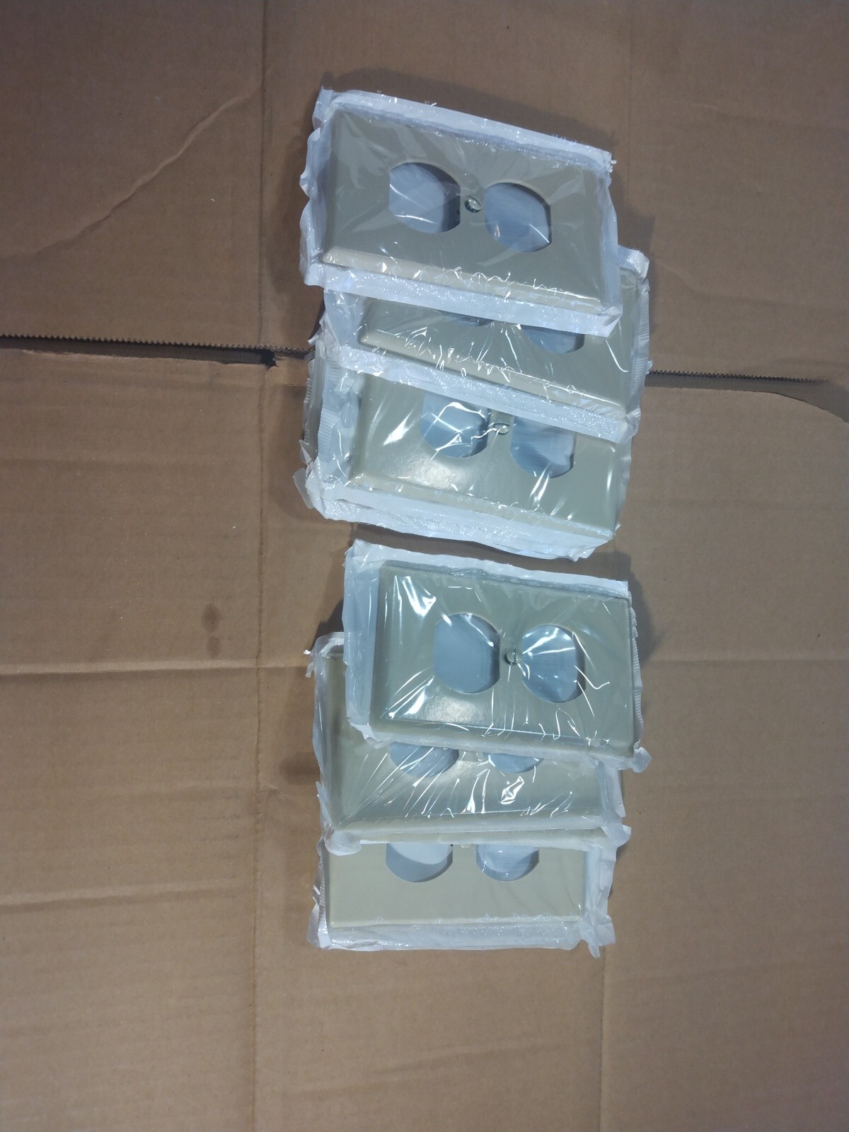 Leviton 86003-IMP Ivory 1-Gang Rectangle Thermoplastic Duplex Outlet Wall Plate