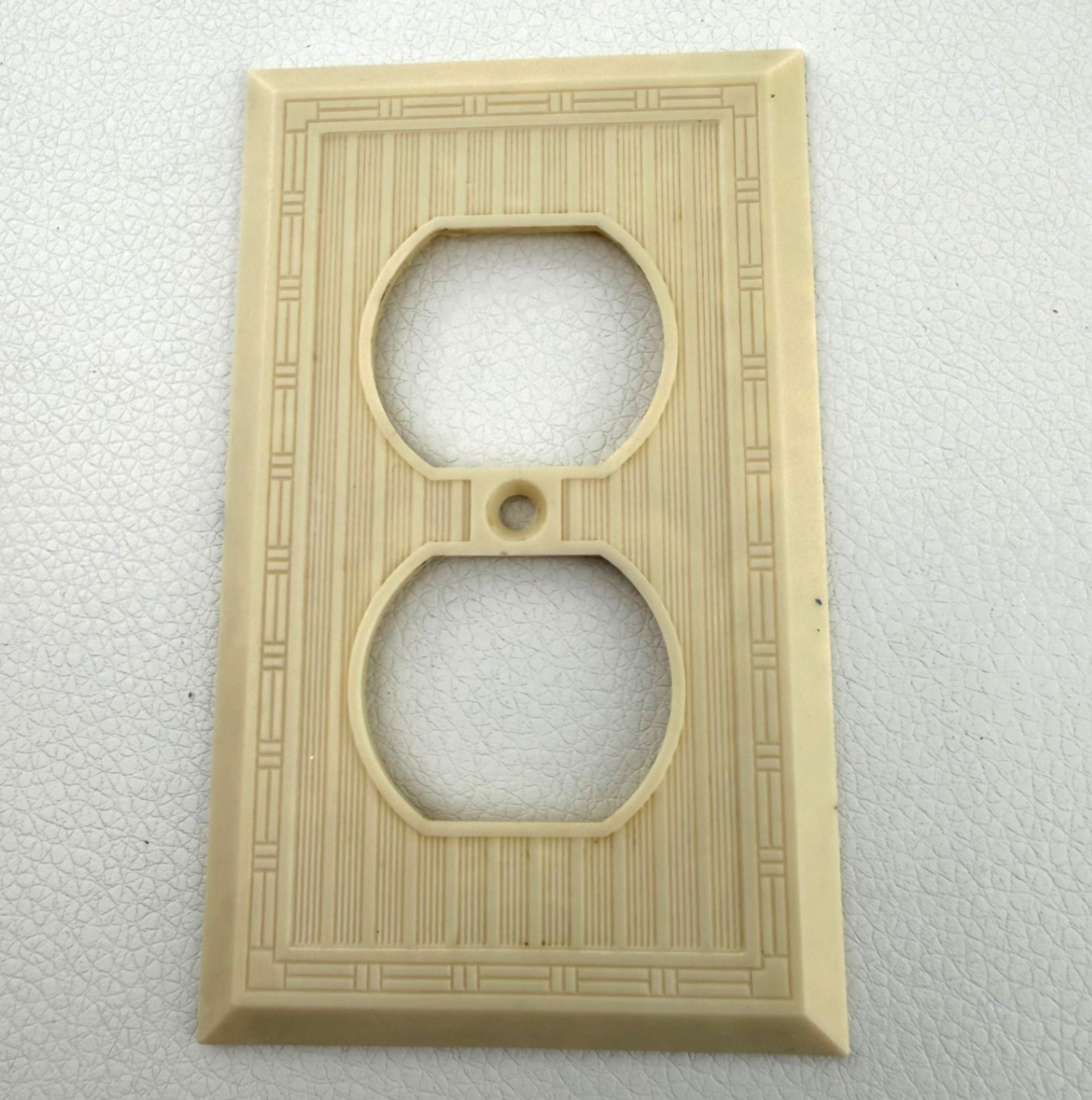 Vintage Circle F 1811 Art Deco Ivory Single Gang Outlet Cover 2.75 x 4.5″