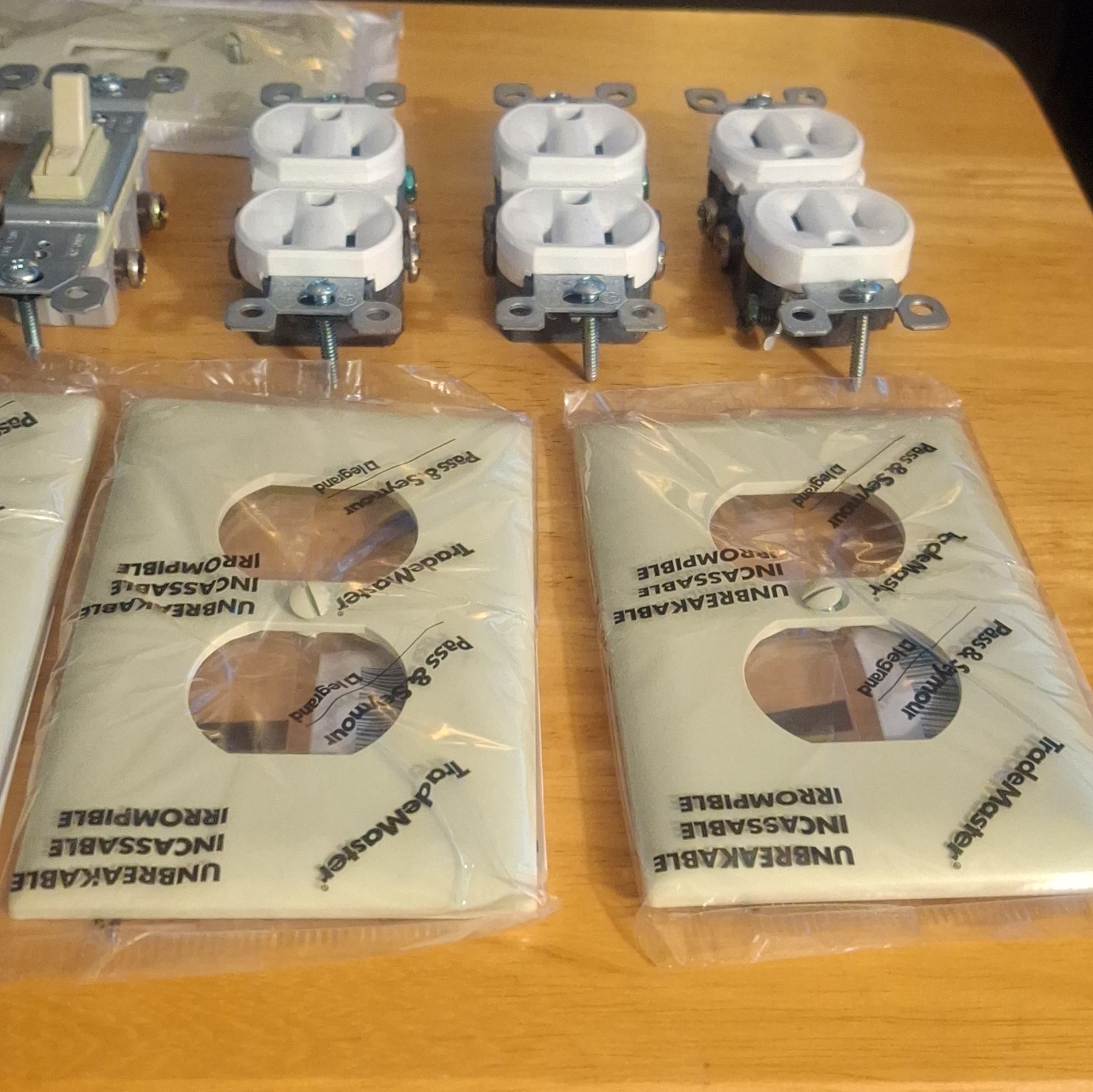 TradeMaster Ivory/White Toggle Switch, Duplex Outlets & Unbreakable Plates 15A
