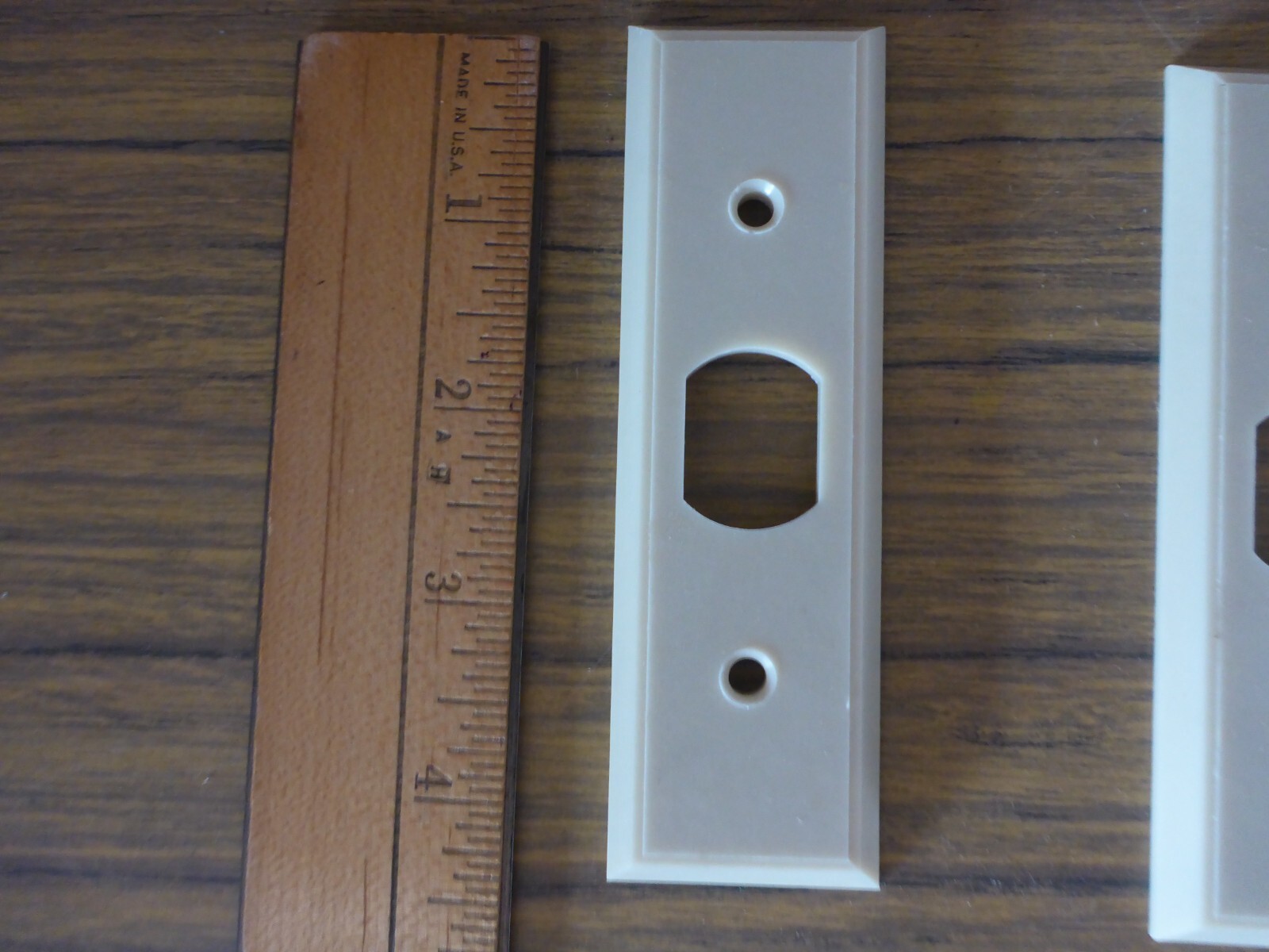 17 New 1656-1 box Pass & Seymour Narrow Ivory Plastic Wall Plate for One Despard