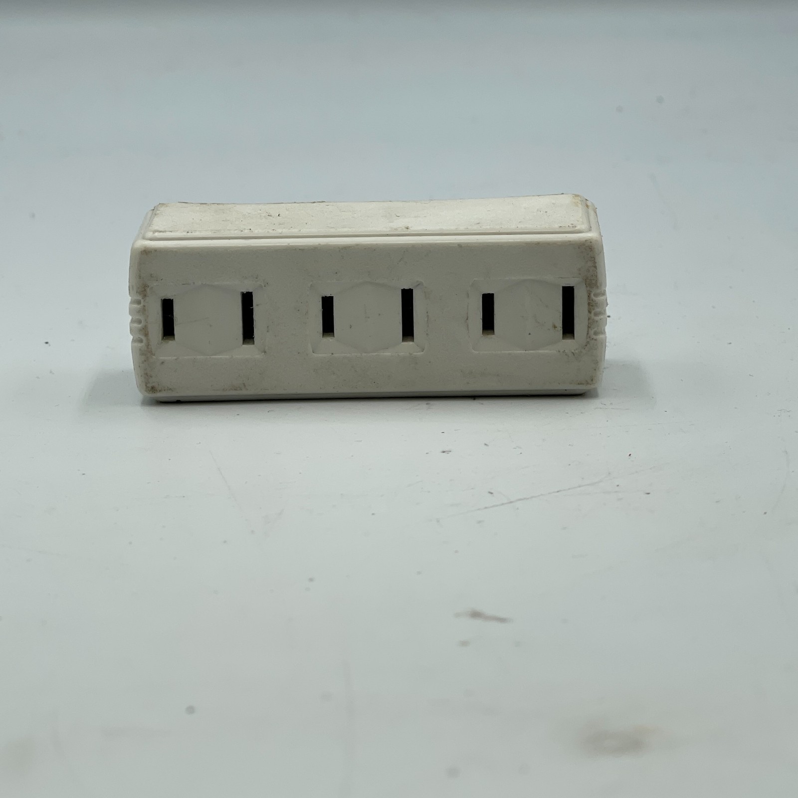 Eagle Single Receptacle with Three Outlet Cube Tap White 15A 125-V Wall Mounted