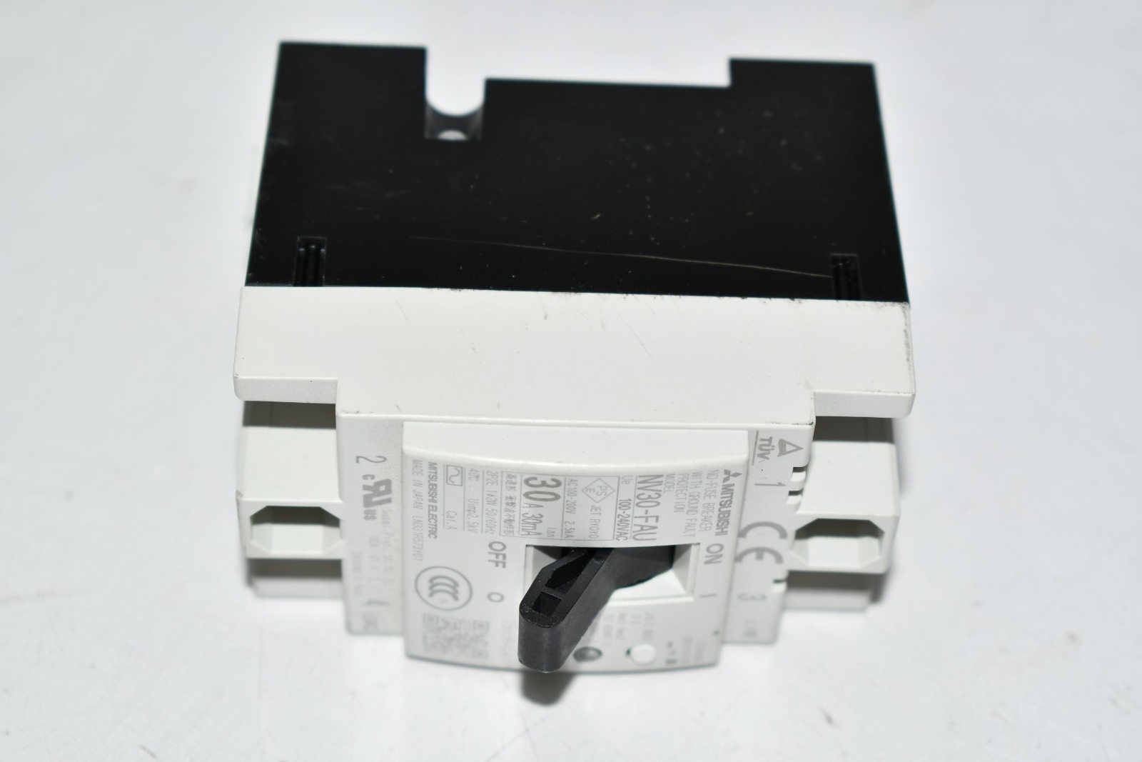 NEW MITSUBISHI NV30-FAU 30A 100-240 VAC Circuit Breaker