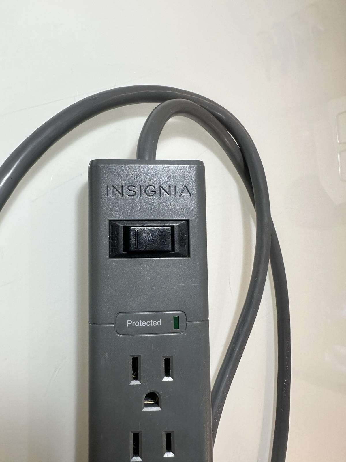 Insignia 6 Outlet 15A 125V AC 50/60Hz Voltage Protection Rating (VPR) Dark Grey