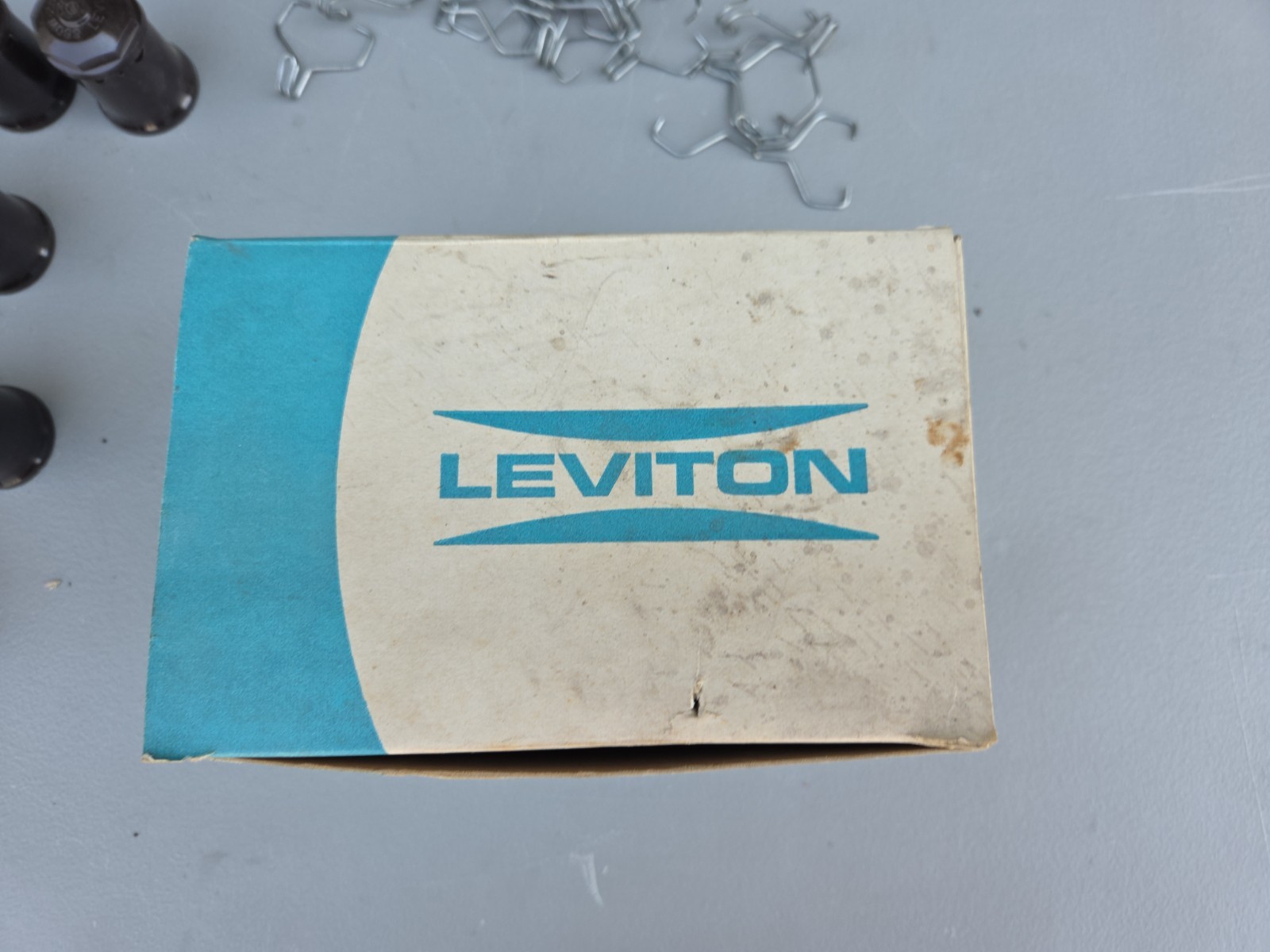 23-USA BAKELITE 1982 LEVITON NO. 167 660W 250V WEATHERPROOF PIN-TYPE LAMPHOLDER