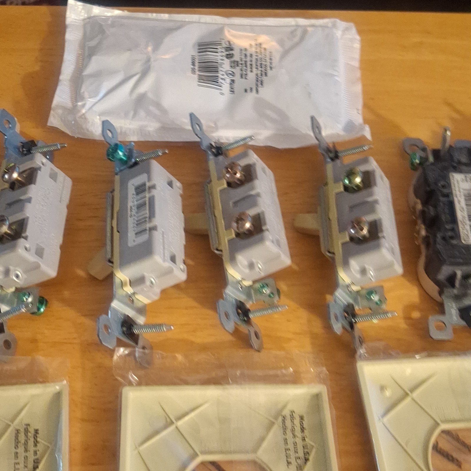 TradeMaster Ivory/White Toggle Switch, Duplex Outlets & Unbreakable Plates 15A
