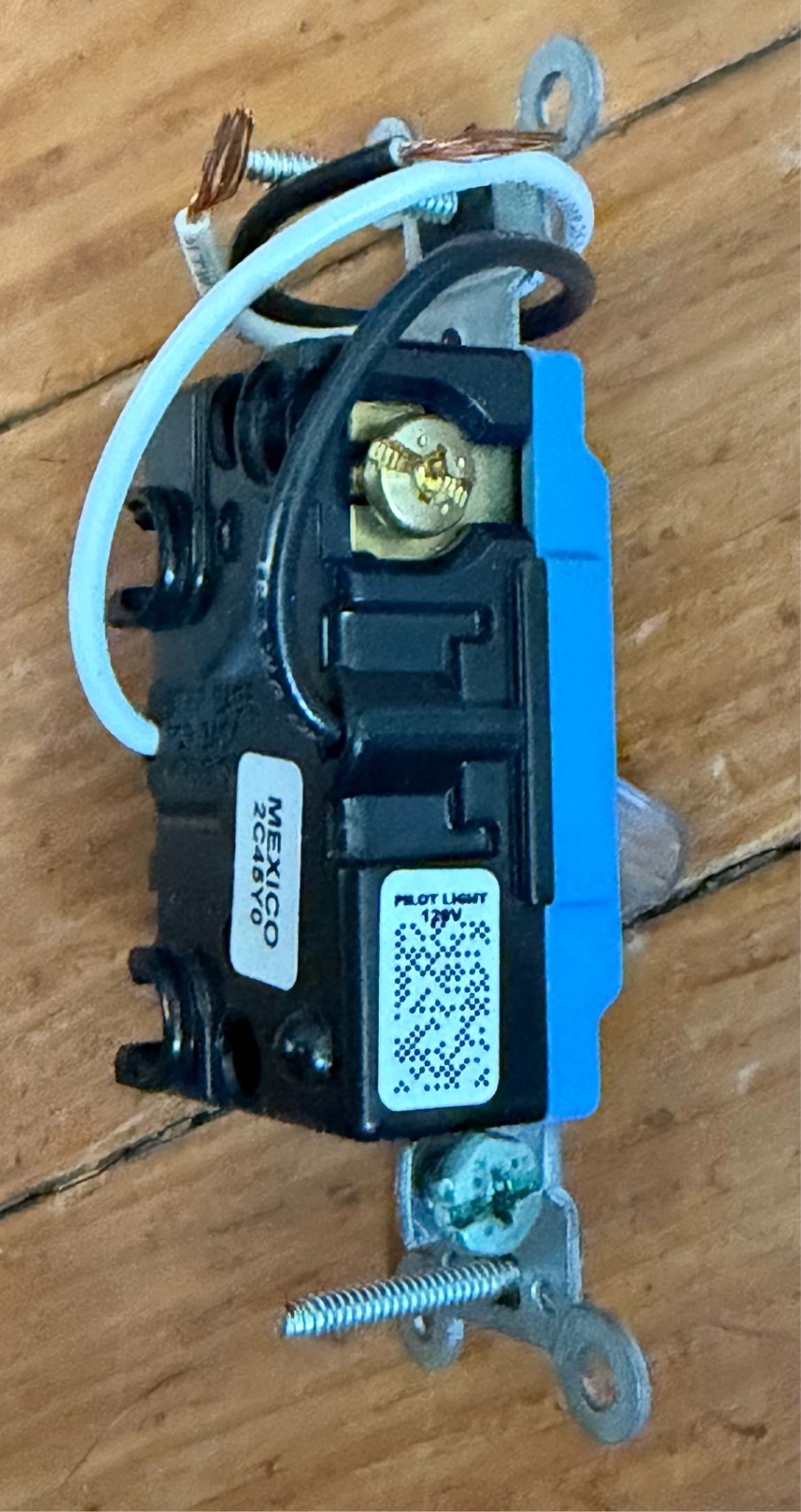 Leviton 15A Industrial Grade Heavy Duty 3-Way Pilot Light Toggle Switch, Clear