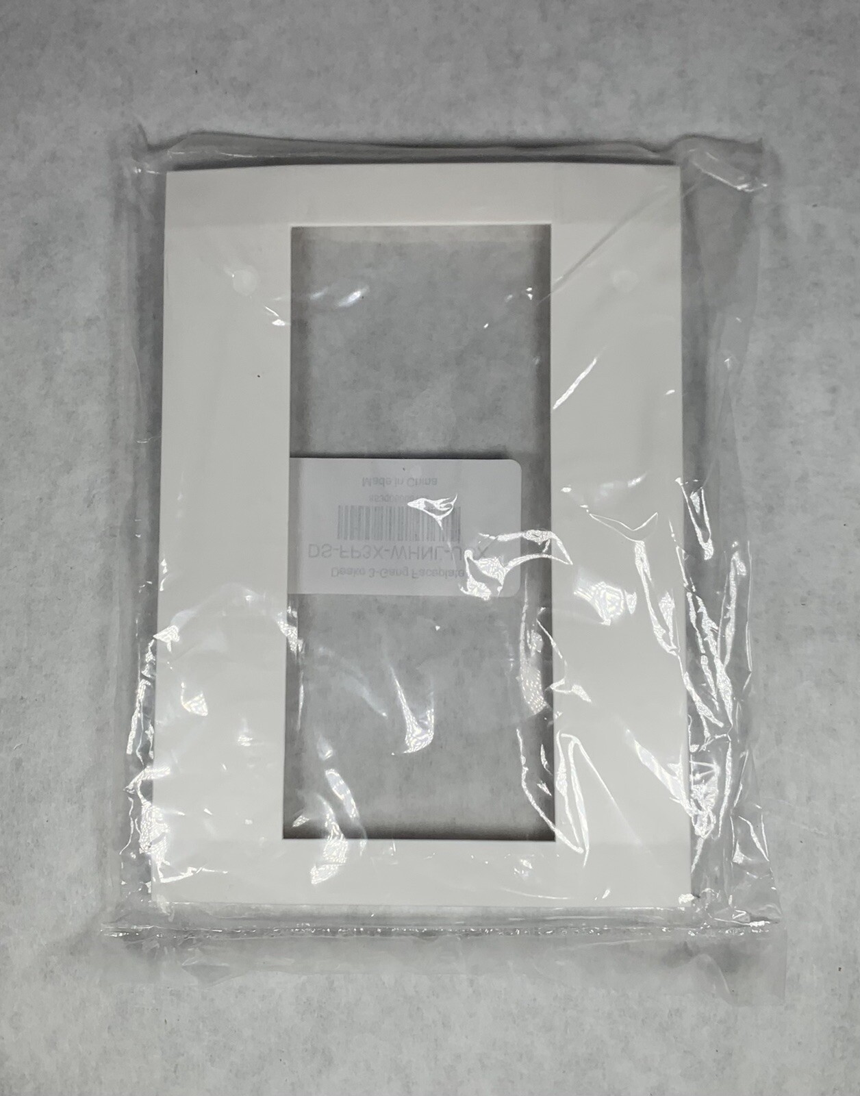 NEW Deako 3-Gang Backplate and Faceplate, Simple Rocker Switch, DS-BS3X-WHNL-UCQ