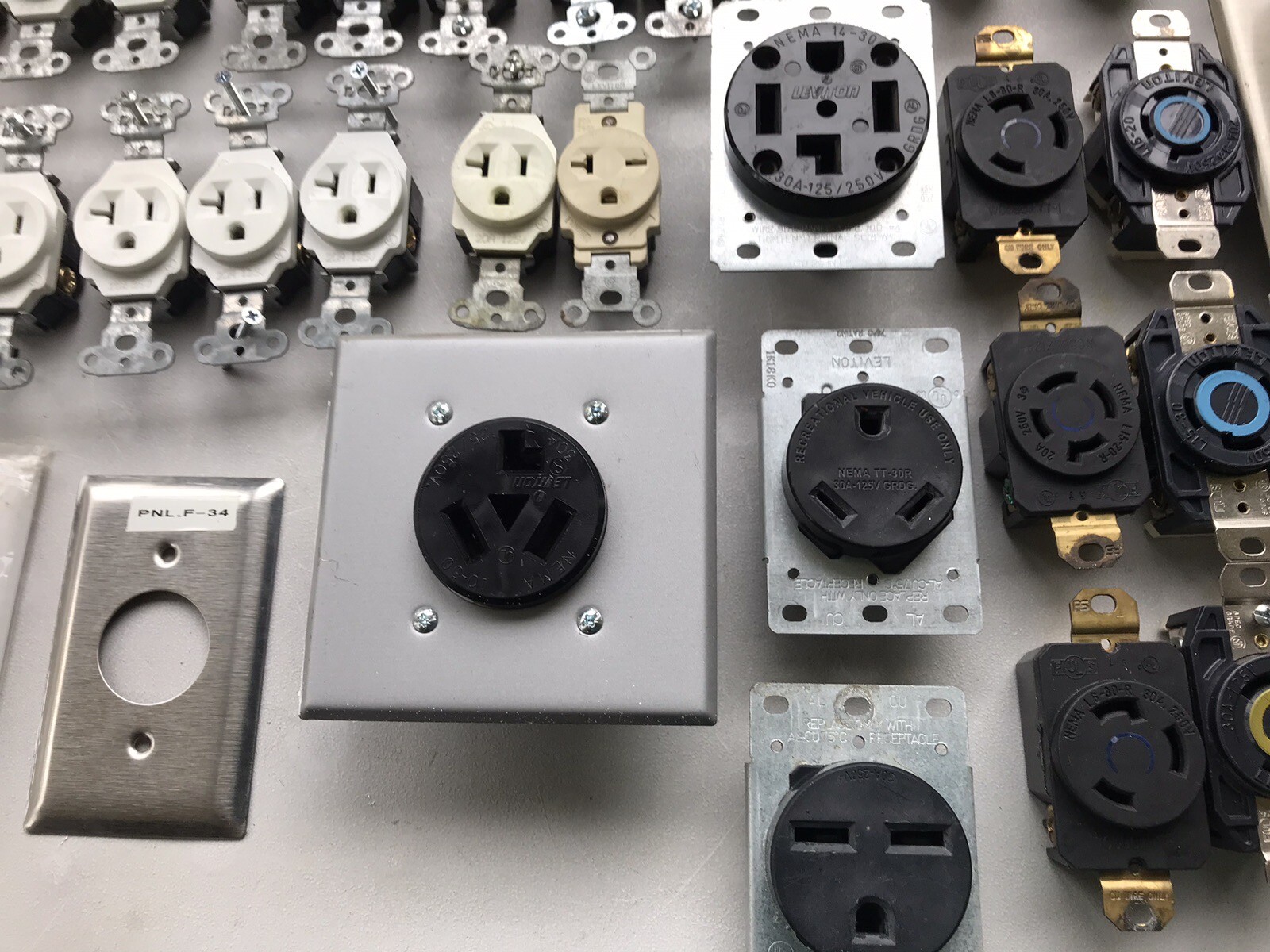 LEVITON and Unbranded Outlets 125 V 20A (16 Units) 250V 30A (16 Units) Plus.