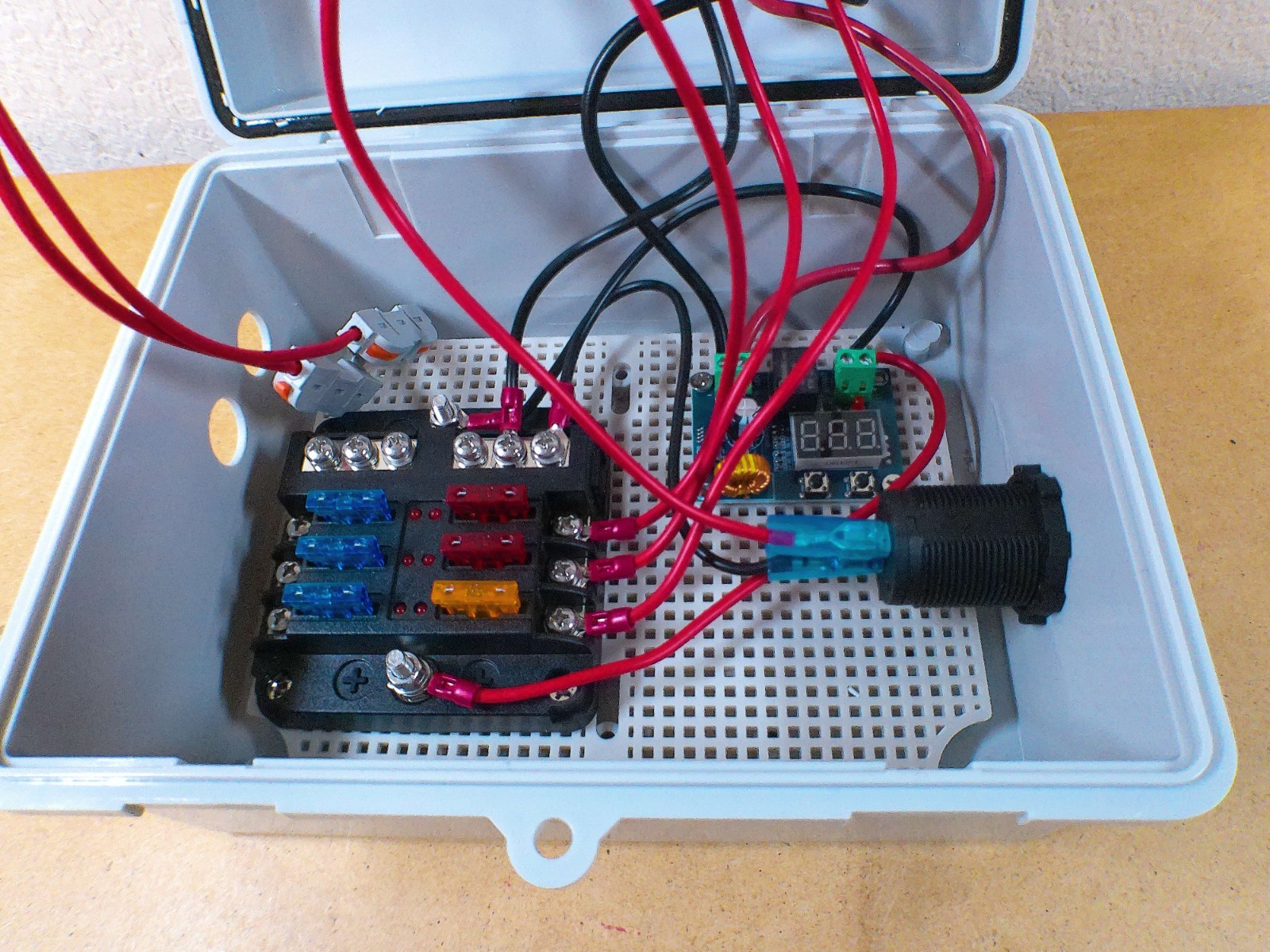 Power Distribution Box with Battery Adapter Fit for De.Walt 20V Battery