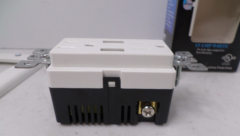 SafeSwitch 4.2A USB In Wall Outlet New White 15 Amp Fast Charge