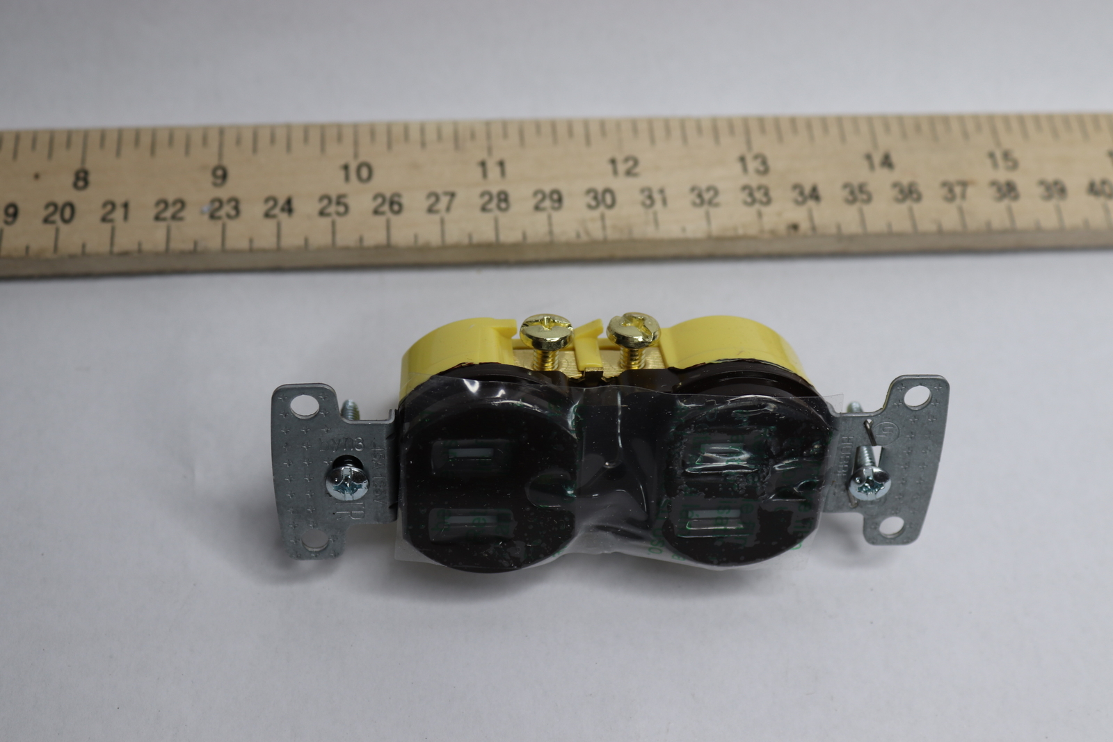 Straight Blade Devices Tamper Resistant Duplex Receptacle 2-Pole 3-Wire 15A 125V