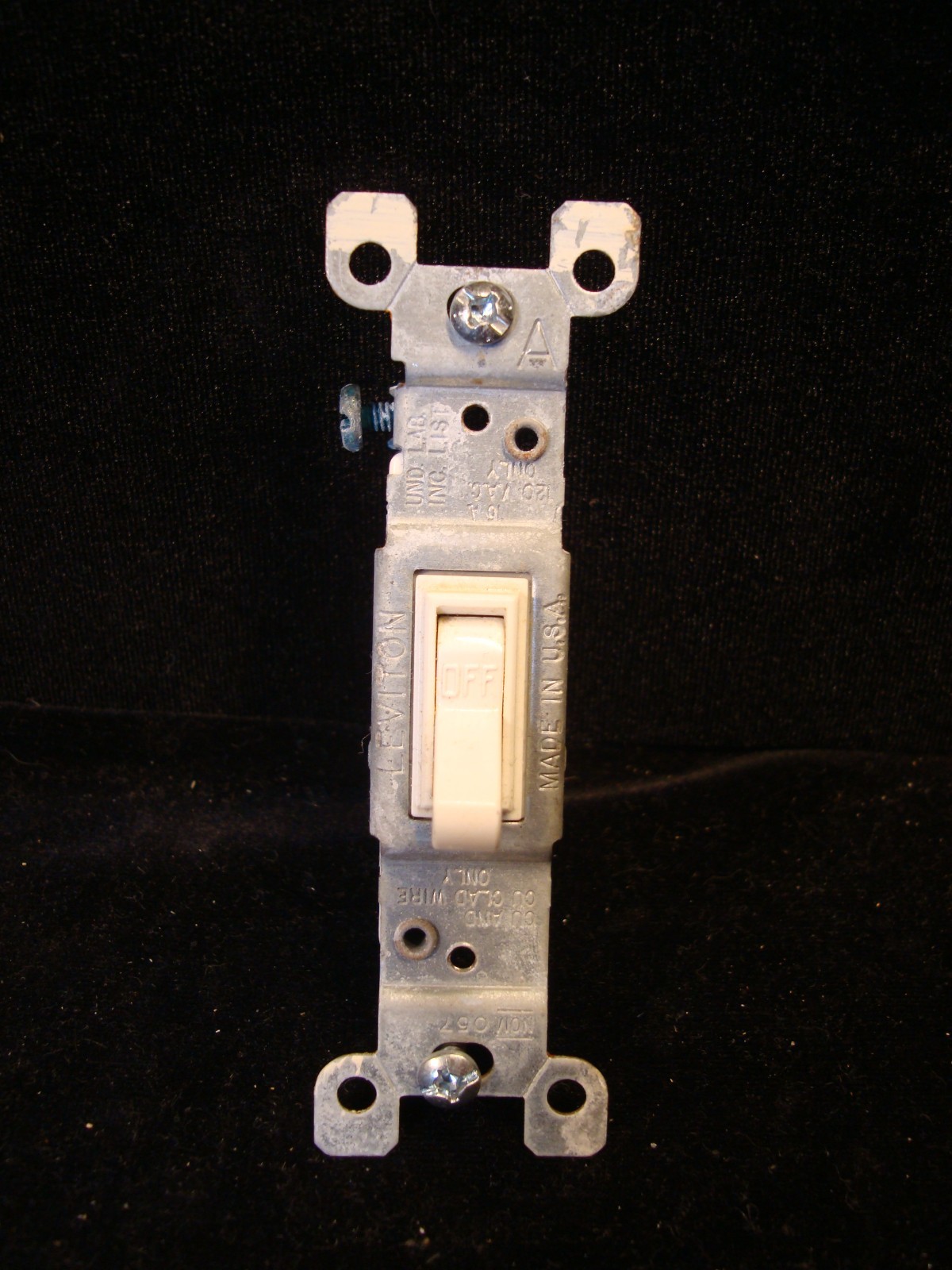 Leviton 228/137/635-1451 15A 120VAC Toggle Switch